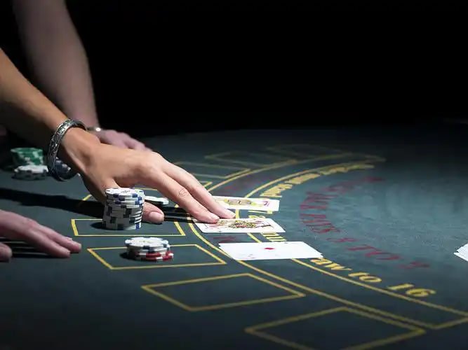 8888Bet တိုက်ရိုက်ကာစီနို Baccarat Table Real Dealer ကတ်ဖွင့်နေသောပုံ